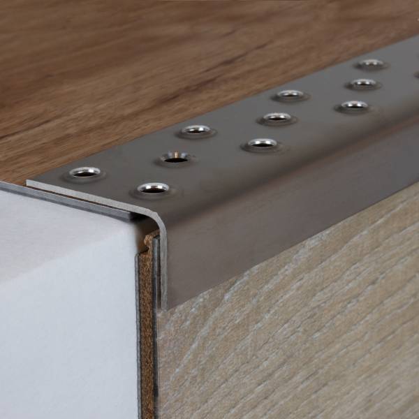 Auer | Treppenkanten- & Winkelprofile Stilo | Rutschhemmend R12 DIN 51130 | 20 x 40 mm | Edelstahl Auer | Treppenkanten- & Winkelprofile Stilo | Rutschhemmend R12 DIN 51130 | 20 x 40 mm | Edelstahl
