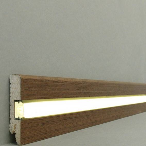 Licht - Fußleisten / Licht - Sockelleisten "Lübeck" (Echtholzfurnier - 16.61.21L) - Wenge lackiert Licht - Fußleisten / Licht - Sockelleisten "Lübeck" (Echtholzfurnier - 16.61.21L) - Wenge lackiert