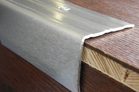 treppenkantenprofil_messing_edelstahl_treppenkantenmetall