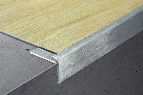 edelstahlprofil_messingprofil_metallkante_treppe